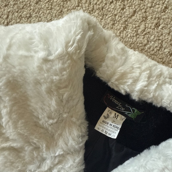 Faux suede cropped black vest with faux fur trim - Picture 2 of 6